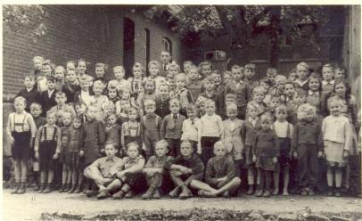 Lehrer Eichler mit seinen Schülern ca. 1950